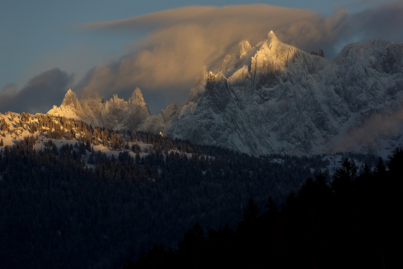 IMG_5190.JPG - Les Aiguilles de Chamonix (Aig. du Fou à G, Aig. de Blaitière et Aig. du Peigne et Aig. du Plan à D.), depuis Combloux