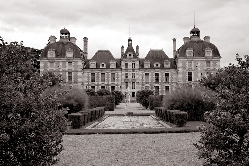 IMG_4659_.jpg - Chateau de Cheverny (traitement HDR, puis N&B en mélangeur de couches)