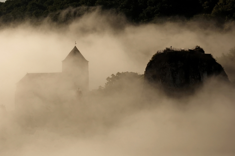 IMG_4201_.jpg - Eglise de St Cirq dans la brume de l'aube