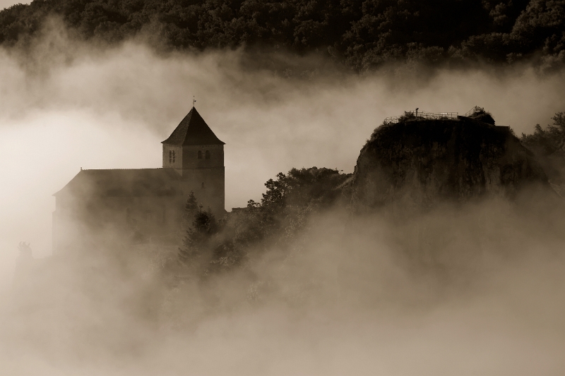 IMG_4223_.jpg - Eglise de St Cirq dans la brume de l'aube