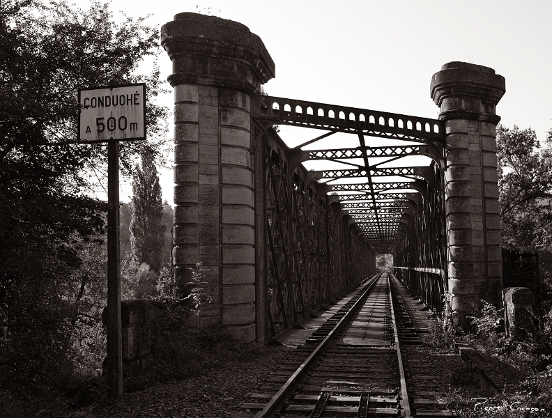 _MG_9004_.jpg - Pont de chemin de fer désaffecté, Bouziès.